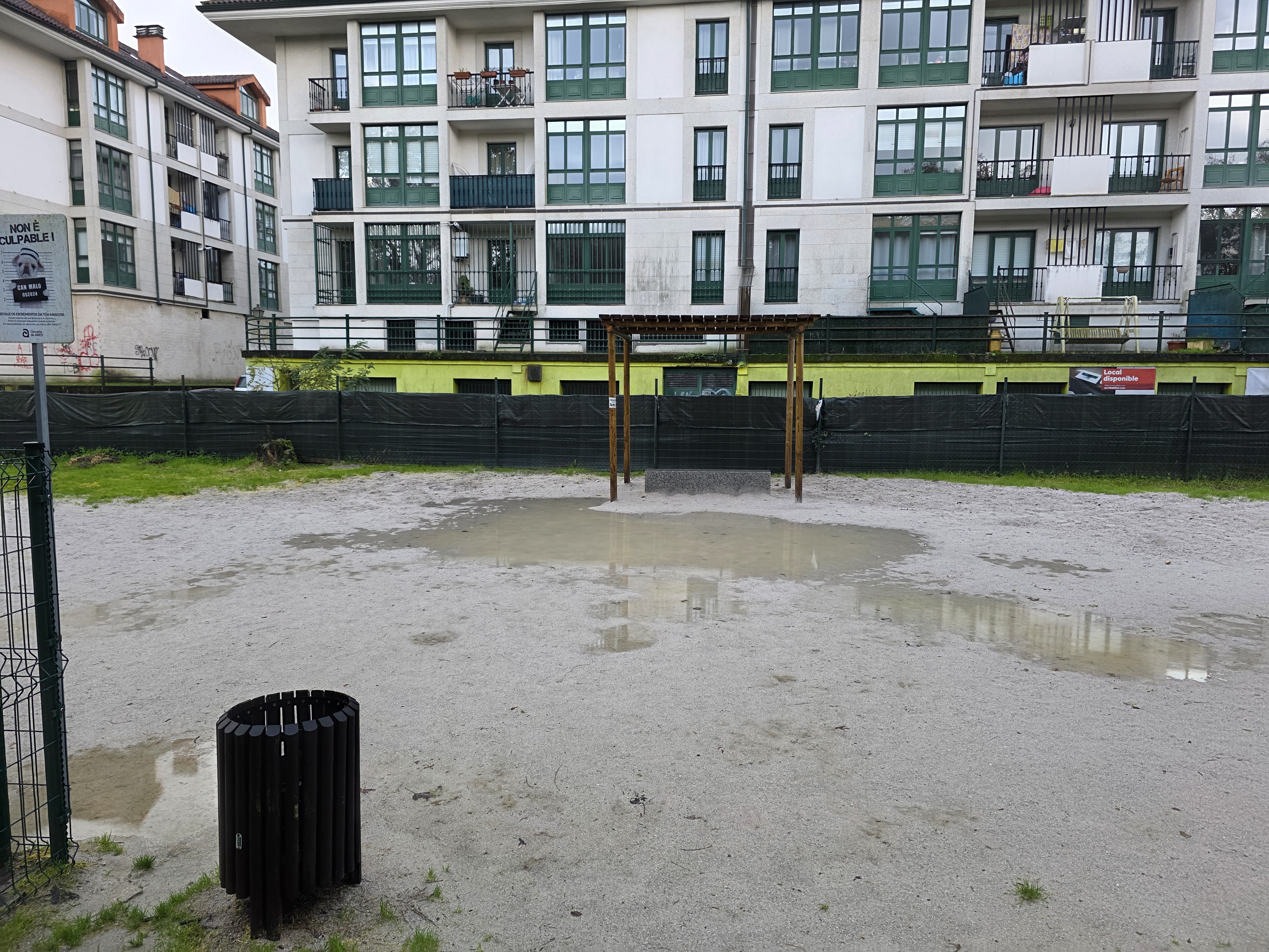 Arena y charco de agua en el parque